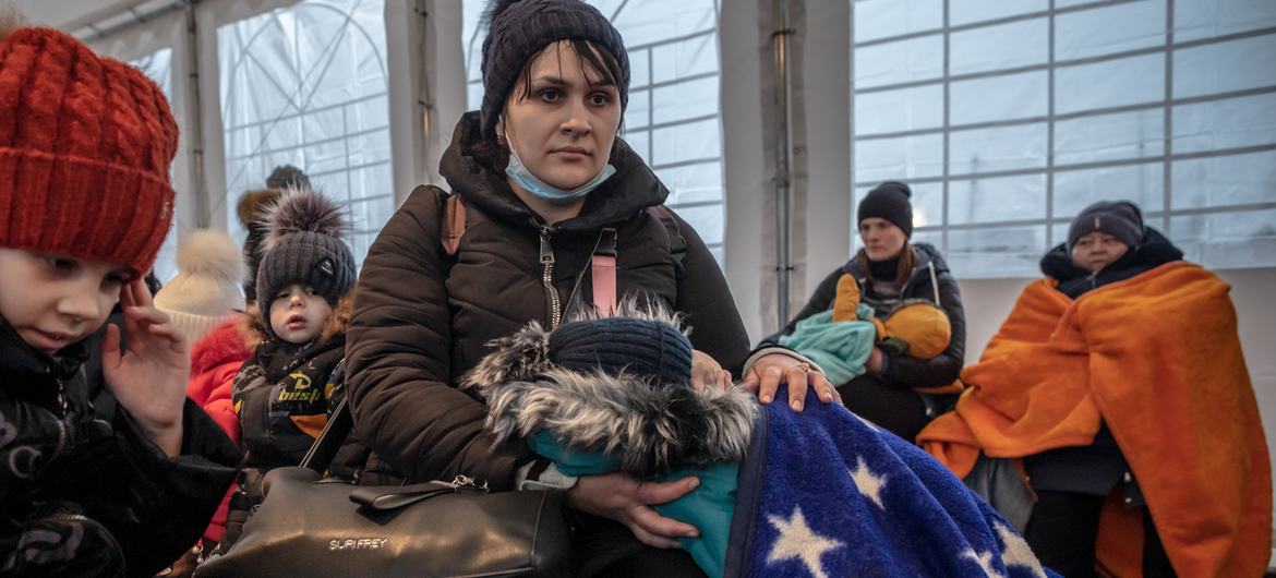 Em 6 de março de 2022, mulher descansa com seus filhos depois de viajar de Ovruch, na Ucrânia, para Medyka, na Polônia