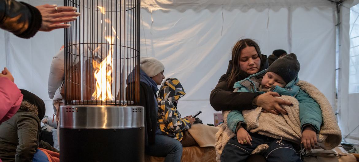 Une femme est arrivée en Pologne avec son enfant après avoir fui le conflit en Ukraine.