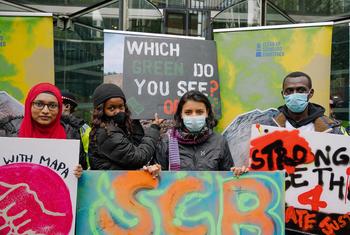 英国伦敦，气候活动家参与“星期五为未来”抗议活动。