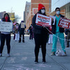 ممرضات وعاملين في مجال الرعاية الصحية خارج إحدى مشافي مدينة نيويورك يطالبون بحماية أفضل ضد فيروس COVID-19.