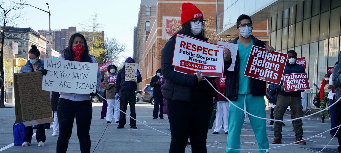 ممرضات وعاملين في مجال الرعاية الصحية خارج إحدى مشافي مدينة نيويورك يطالبون بحماية أفضل ضد فيروس COVID-19.