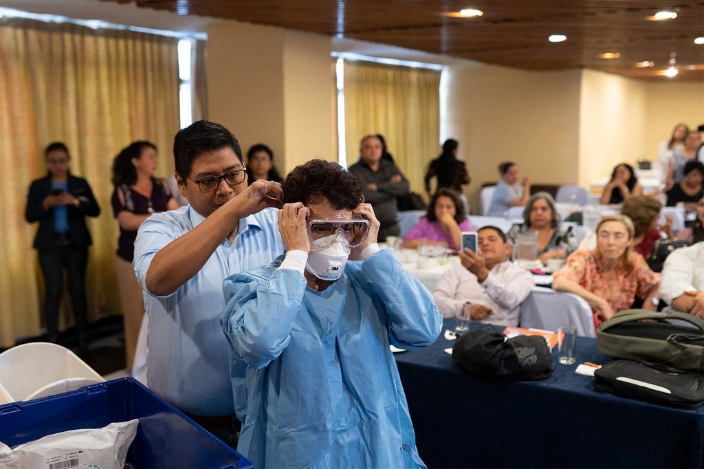 Avec le soutien de la branche régionale de l'OMS, des travailleurs de santé au Guatemala reçoivent une formation pour s'occuper des patients atteints du coronavirus.