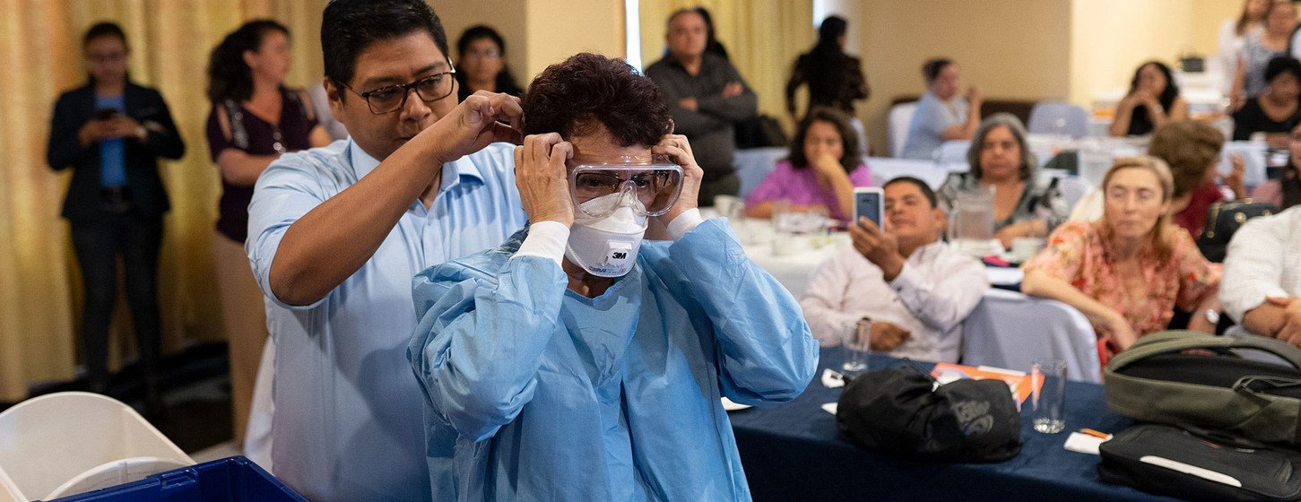 Trabajadores de salud reciben capacitación sobre el manejo de pacientes con coronavirus en Guatemala.
