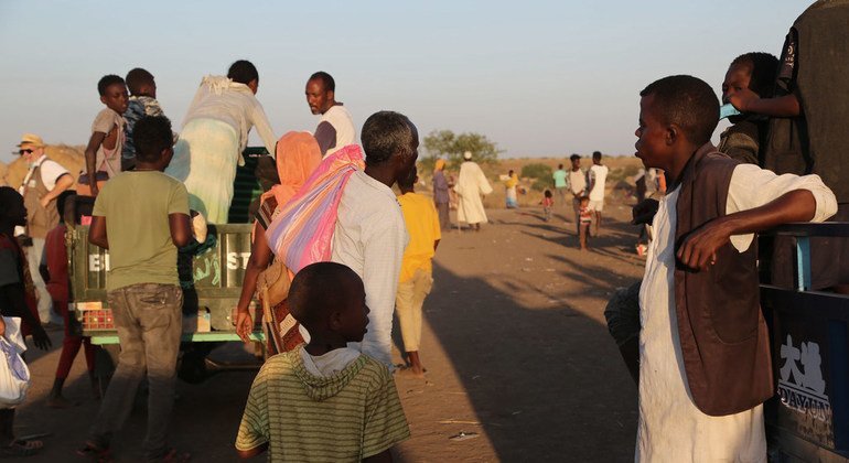 يعبر عشرات الآلاف من اللاجئين الحدود من إثيوبيا إلى السودان هربا من الصراع في منطقة تيغراي.
