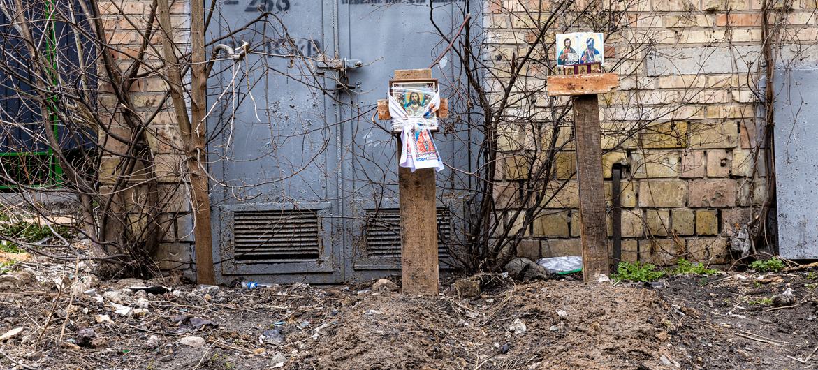 Tombes de deux victimes à Bucha, Ukraine.