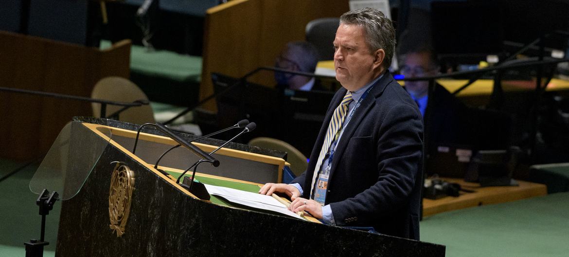  سرگی کیسلیتا، نماینده دائم اوکراین در سازمان ملل متحد، پیش نویس قطعنامه را در جریان دهمین نشست عمومی یازدهمین نشست اضطراری مجمع عمومی در مورد اوکراین ارائه می کند.