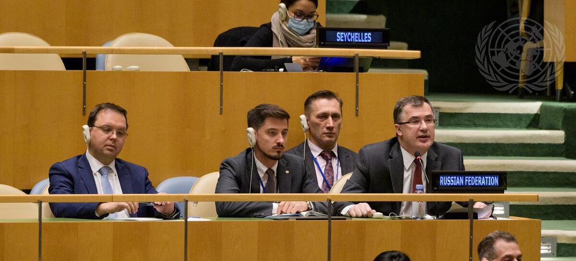 مجمع عمومی به تعلیق روسیه از شورای حقوق بشر رأی داد.  تصویر در انتهای ردیف سمت راست، گنادی کوزمین، معاون نماینده دائم روسیه است.