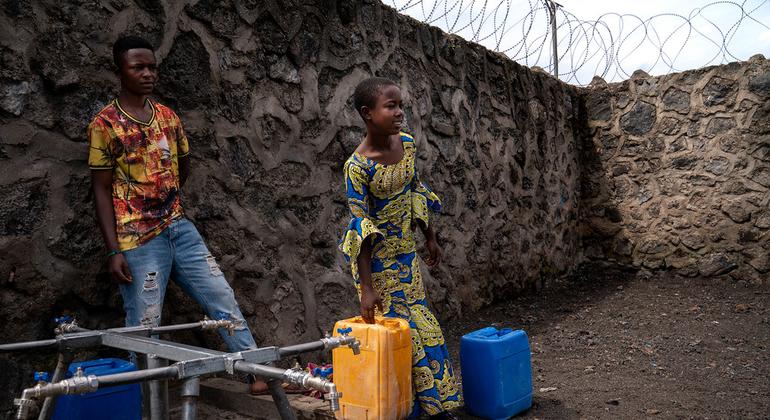 فتاة صغيرة تملأ وعاء بالماء من حنفية تدعمها اليونيسف