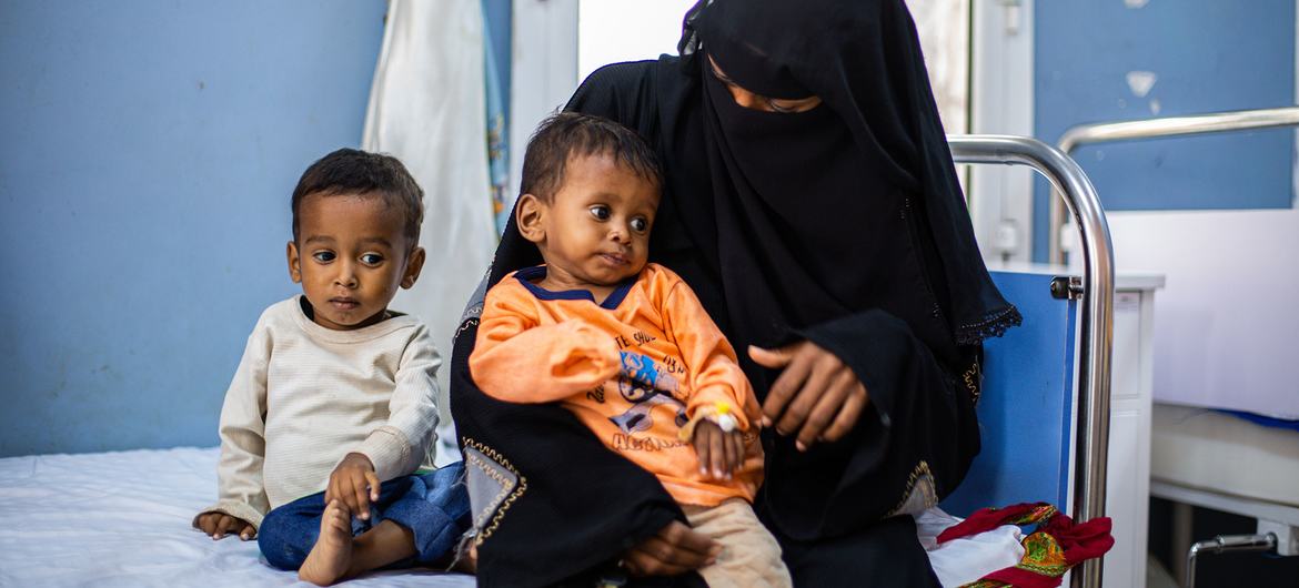 يتم فحص الأطفال للكشف عن سوء التغذية في عيادة في اليمن.