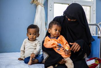 Des enfants sont examinés pour détecter les signes de malnutrition dans une clinique au Yémen.