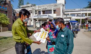 Distribución de folletos en un centro de salud resiliente al cambio climático de Dhaka, en Bangladesh.