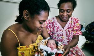 Une mère et son enfant à la maternité d'un hôpital au Vanuatu.
