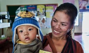 Una madre con su hijo tras una sesión de vacunación en el hospital Mahosot de Camboya.