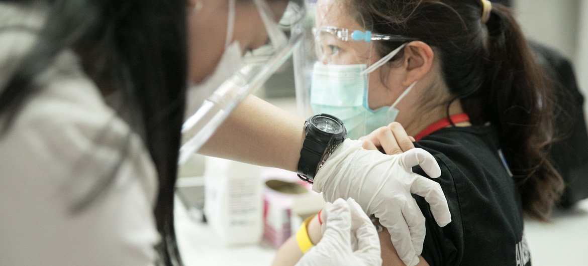 फ़िलिपींस की राजधानी मनीला में स्वास्थ्यकर्मियों को कोविड-19 वैक्सीन दी जा रही है. 