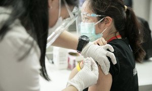 菲律宾马尼拉的一名医务工作者正在接种新冠疫苗。