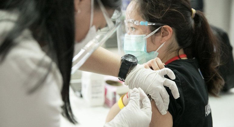 العاملون الصحيون في مانيلا يحصلون على اللقاحات ضد كوفيد-19.