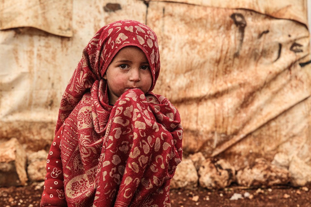 叙利亚的凯尔·阿尔·沙姆（Khair Al-Sham）国内流离失所者营地的一名年轻女孩。