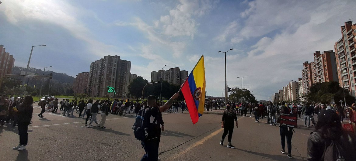 Manifestantes marchan por las calles de Bogotá en Colombia.