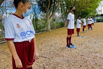 Migrant girls and boys attend soccer school on weekends where they receive support to improve their socialization and have more opportunities for integration into their host communities.