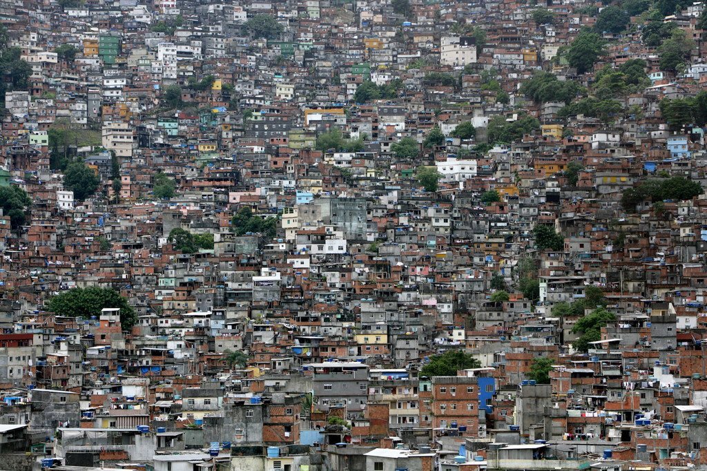 巴西里约热内卢一处沿着山坡扩展开来的贫民窟。（资料图片）