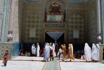 نساء يتجمعن في ظل مدخل مسجد في مدينة مزار الشريف شمال أفغانستان.