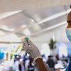 Profissional de saúde prepara uma vacina para Covid-19 na Etiópia