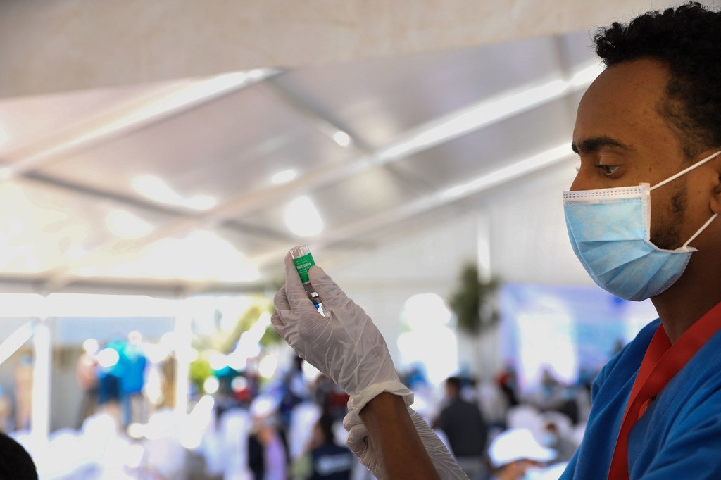 Un agent de santé prépare un vaccin COVID-19 en Éthiopie. 