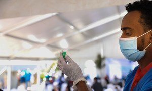 عامل صحي في إثيوبيا يجهز لقاح كوفيد-19.