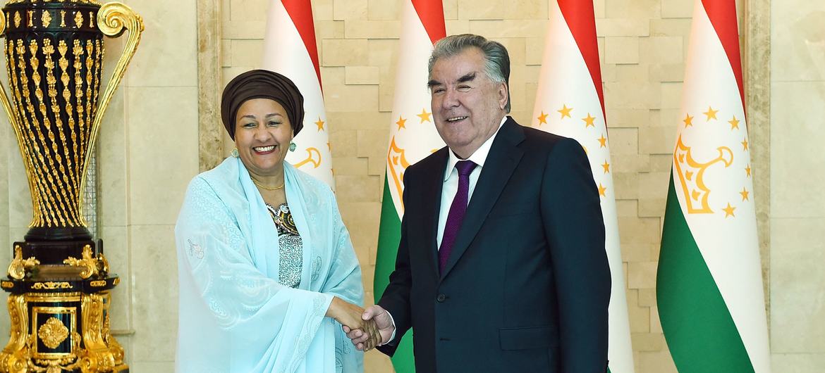 Первый заместитель Генерального секретаря ООН Амина Мохаммед и президент Таджикистана Имомали Рахмон. 