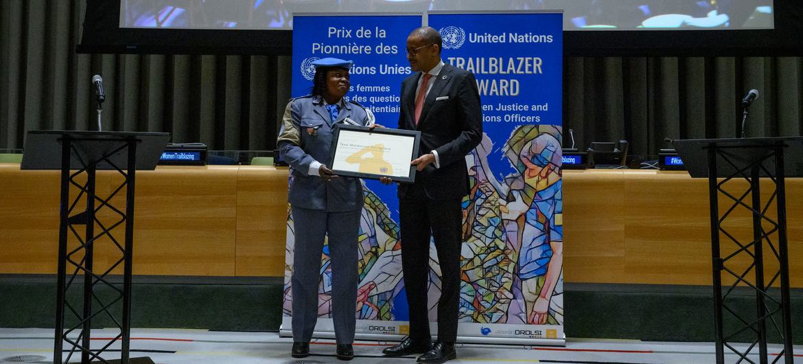 Téné Maïmouna Zoungrana is presented with the United Nations Trailblazer Award by Chef de Cabinet Courtenay Rattray at a special ceremony.