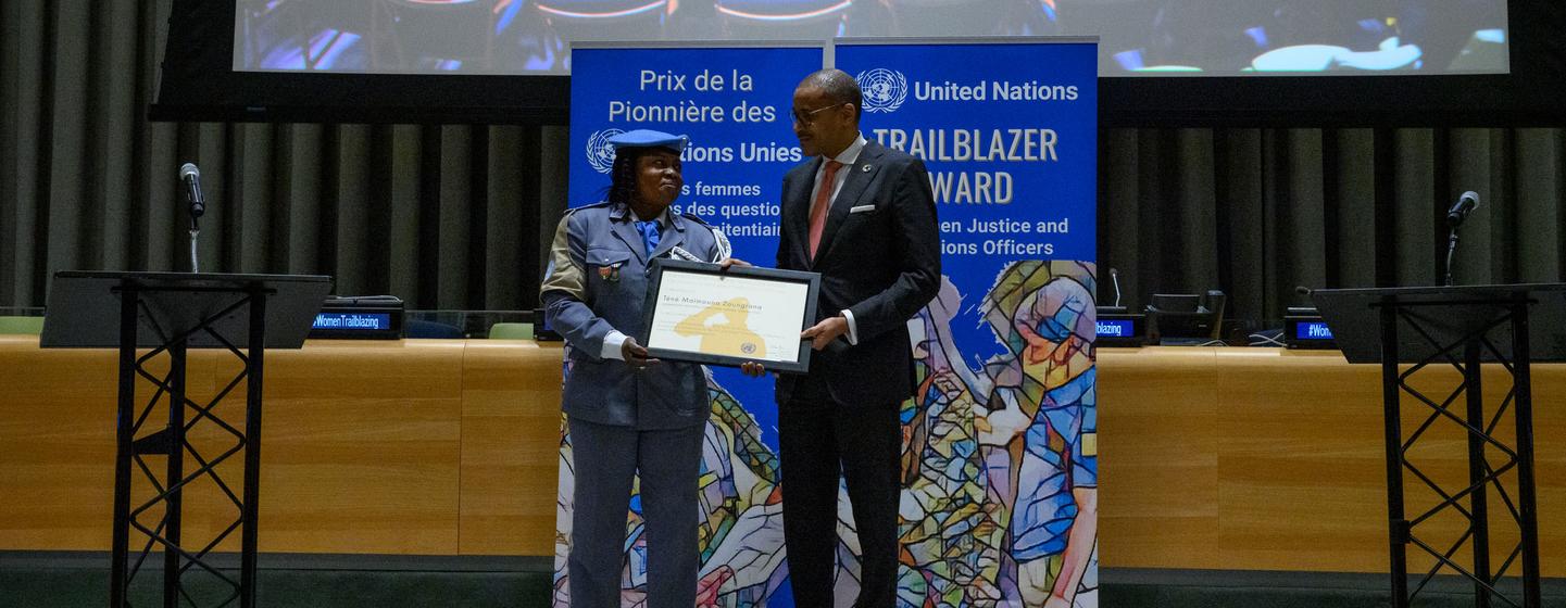 Téné Maïmouna Zoungrana reçoit le Prix de la Pionnière des Nations Unies des mains du Chef de cabinet du Secrétaire général Courtenay Rattray.