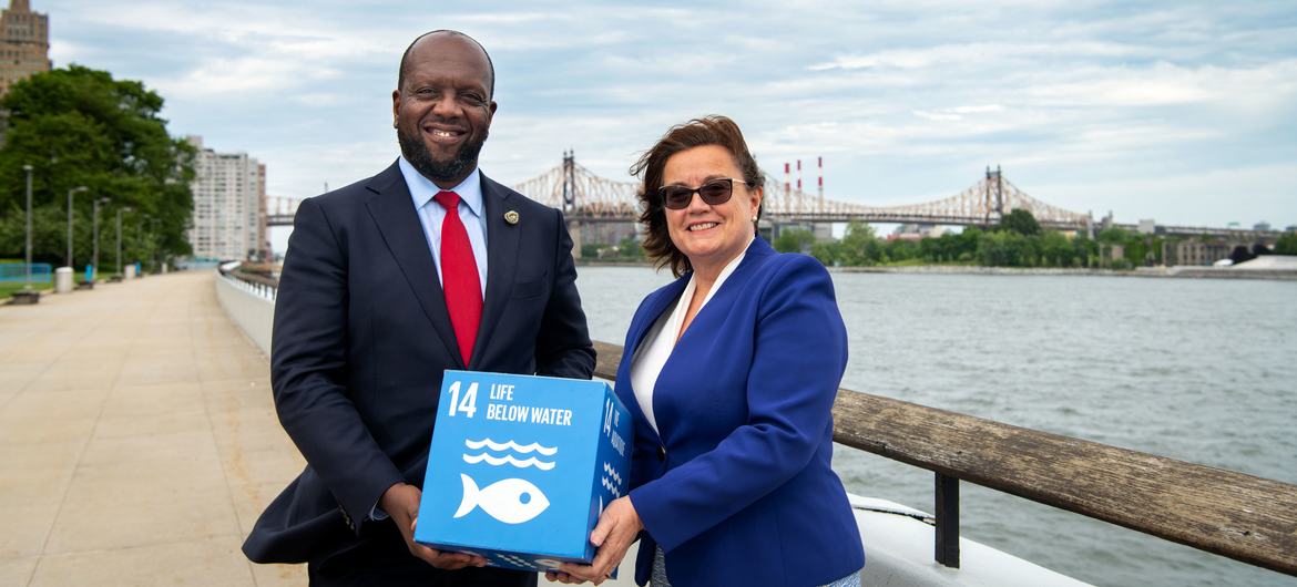 在里斯本举行的联合国海洋会议的共同主办者，肯尼亚大使马丁·基马尼和葡萄牙大使安娜·葆拉·扎卡利亚斯。