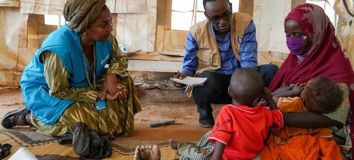 Rania Dagash, directrice régionale adjointe de l'UNICEF pour l'Afrique orientale et australe, (à gauche) rencontre une mère et ses jumeaux, qui souffrent de malnutrition, dans un centre de santé de Dollow, en Somalie.