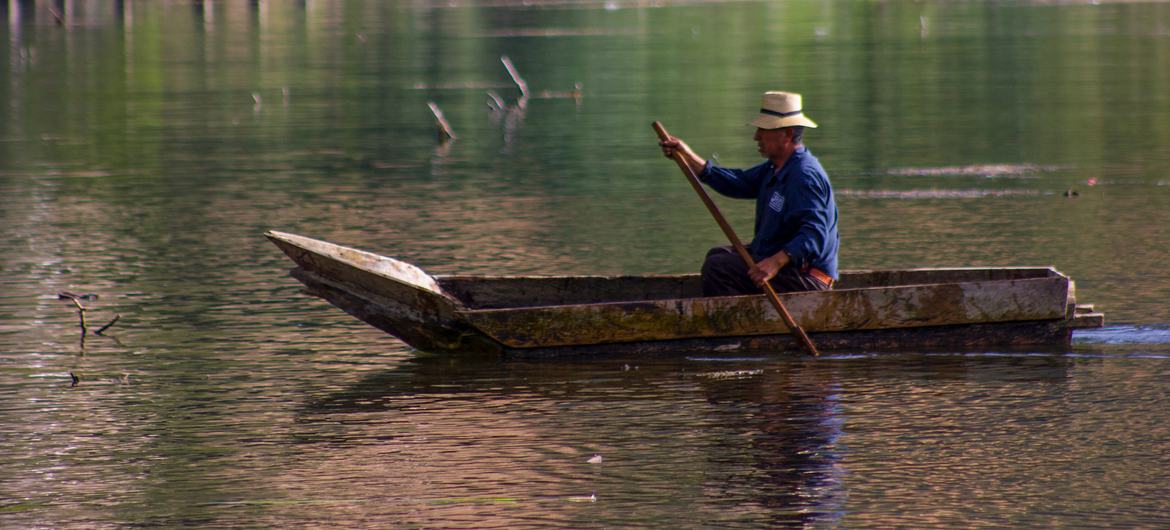 Un pescador se aproximándose a la orilla, en San Juan La Laguna (Guatemala).