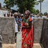 Les habitants de Sara, un quartier de Bangui, la capitale de la République centrafricaine, utilisent un nouveau point d'eau qui a été foré par l'opération de maintien de la paix des Nations unies dans le pay
