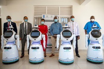 Stephen Rodriques, (wa pili kushoto)ambaye ni Mwakilishi Mkazi wa UNDP Rwanda akiwa kwenye picha ya pamoja na maafisa wa serikali ya Rwanda na mwakilishi wa Zorabots baada ya kukabidhi roboti hizo jijini Kigali.