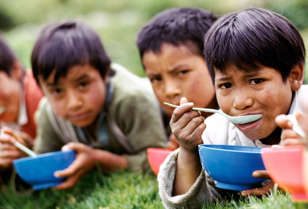厄瓜多尔儿童在吃饭。