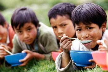 أطفال يأكلون في الإكوادور