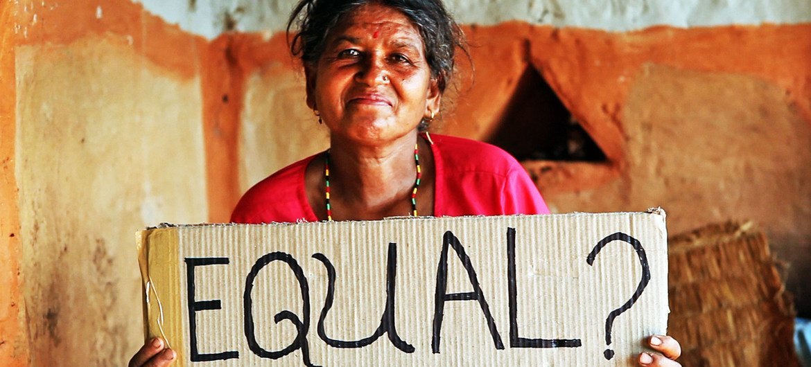 नेपाल में एक महिला पुरुषों और महिलाओं के बीच समानता की पुकार लगाते हुए