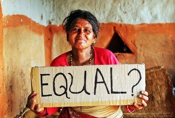 尼泊尔的一名妇女在质疑妇女平等。