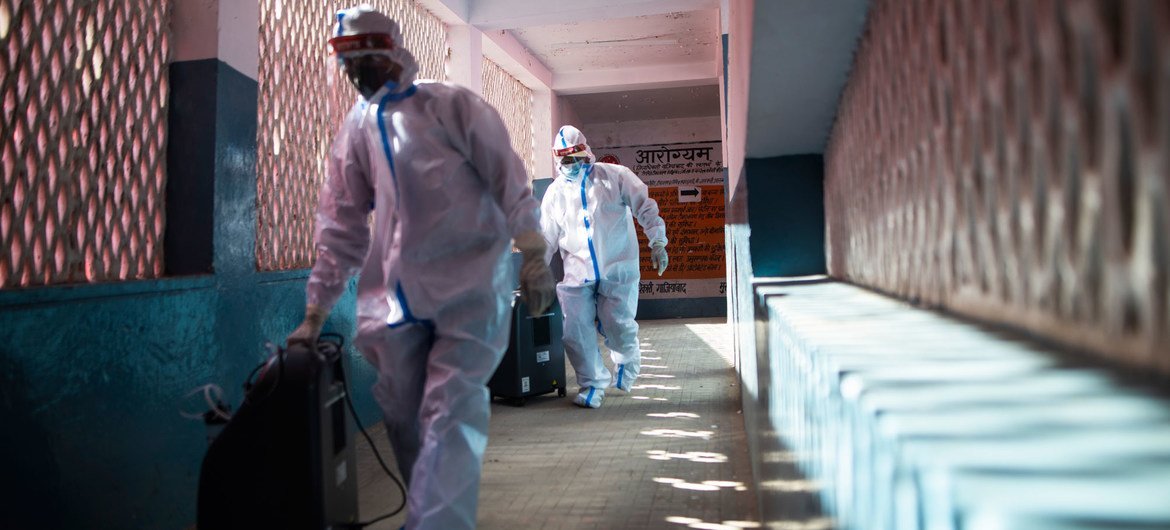 印度北方邦加济阿巴德一家医院的医务人员正在准备用于治疗新冠患者的制氧机。