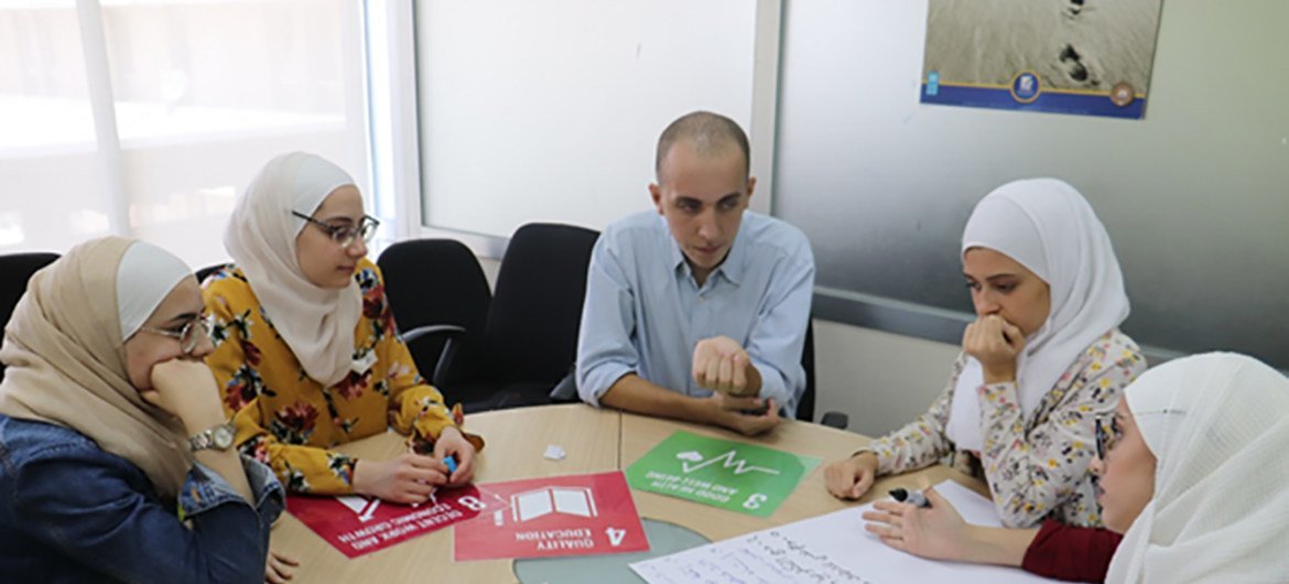 टिकाऊ विकास से सम्बन्धित समस्याओं के समाधान तलाश करने के लिये, सीरियाई युवाओं को प्रशिक्षण देता एक सत्र.