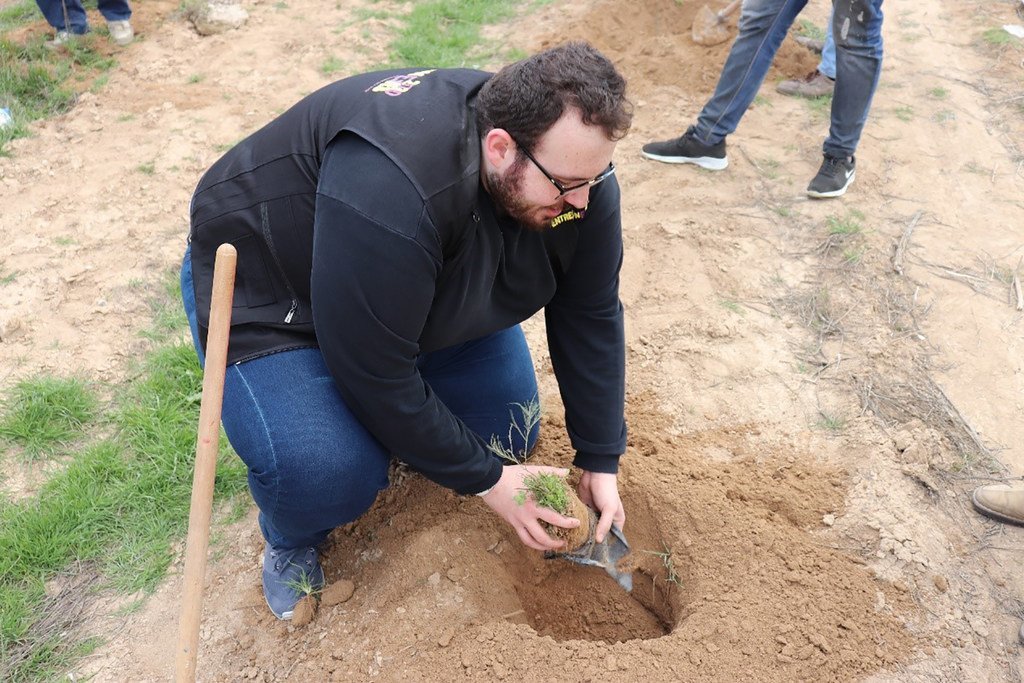 أثناء مشاركة فريق منصة رواد سوريا 2030 في حملة مجد 2020 حملة لزراعة مليون شجرة في سوريا.