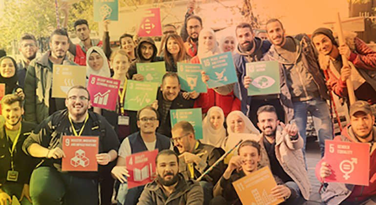 مجموعة من المتطوعين من فرق ومبادرات شبابية مع فريق منصة رواد سوريا 2030 يحملون ايقونات أهداف التنمية المستدامة في أحد شوارع دمشق بهدف التوعيه بها/ UN SDG ACTION AWARDS
