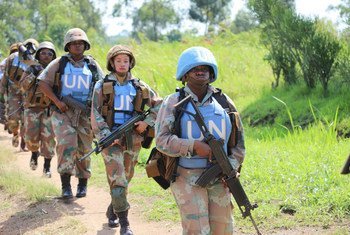 来自南非的女性维和人员在刚果民主共和国巡逻。