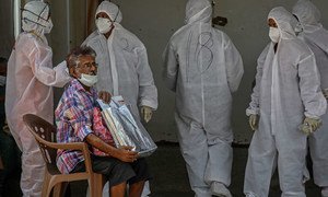 Un homme attend d'être testé pour Covid devant un hôpital de Mumbai, en Inde.