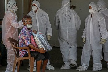 Un homme attend d'être testé pour Covid devant un hôpital de Mumbai, en Inde.