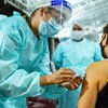 巴西的一名卫生工作者正在接种新冠疫苗。