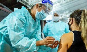 巴西的一名卫生工作者正在接种新冠疫苗。