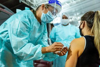 Una trabajadora sanitaria brasileña se vacuna contra el COVID-19.